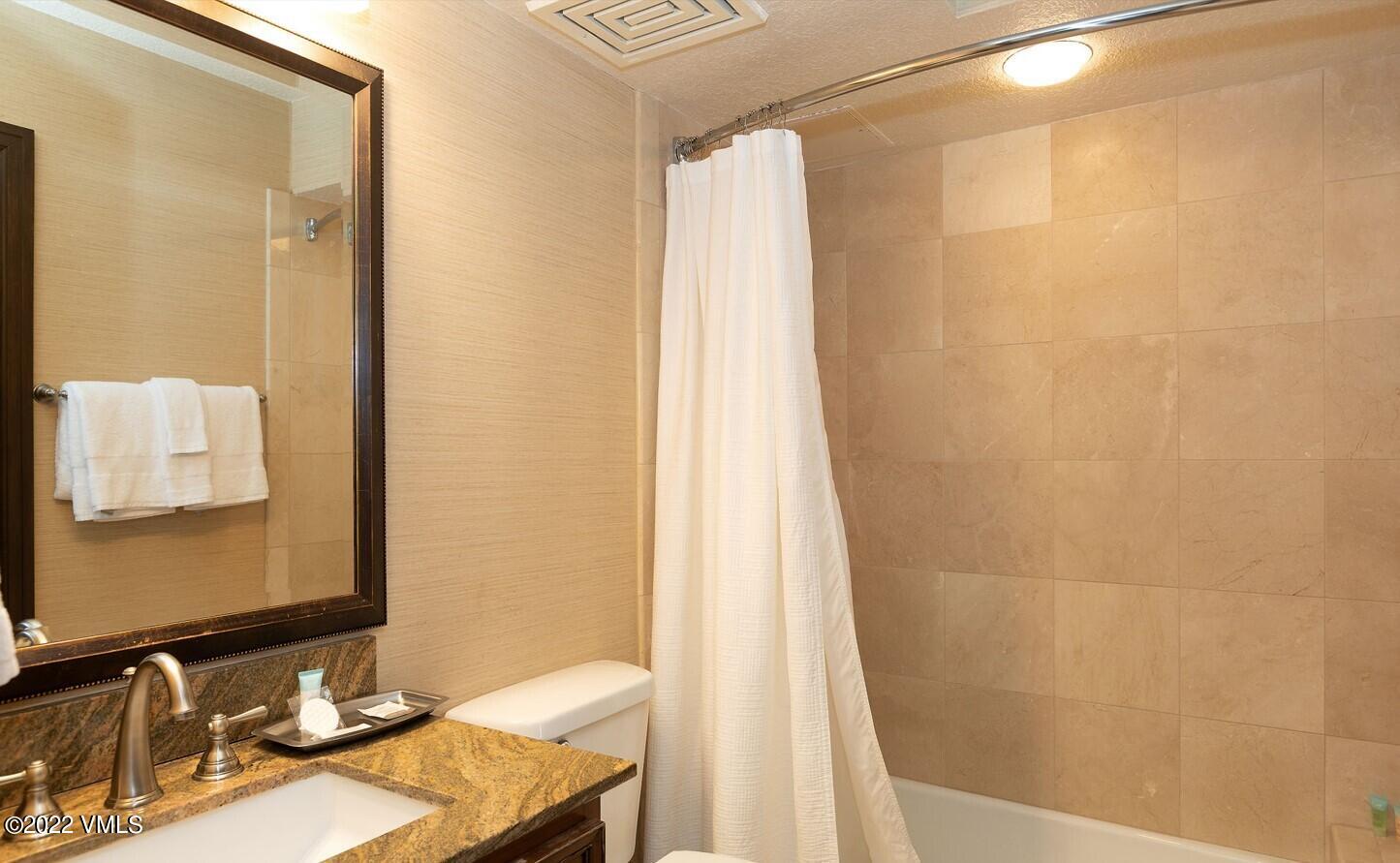 210 Offerson Road, Unit R421 / WEEK 47 Beaver Creek, CO 81620 - Photo 6 of 20 a bathroom with a sink and a mirror