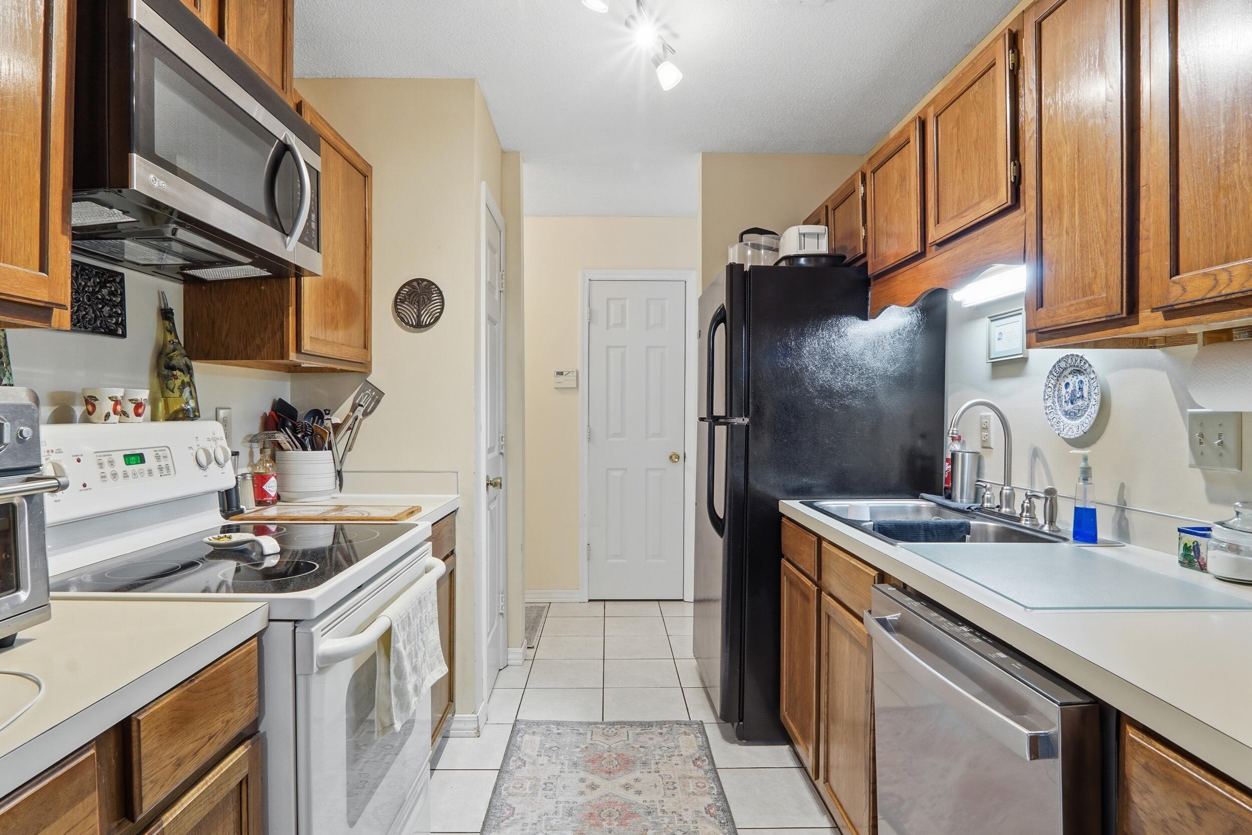1778 Dogwood Road Charleston, SC 29414 - Photo 9 of 49 Kitchen