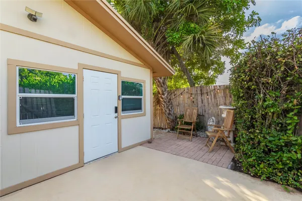 $2,000 | 1724 37th Street, West Palm Beach, FL 33407