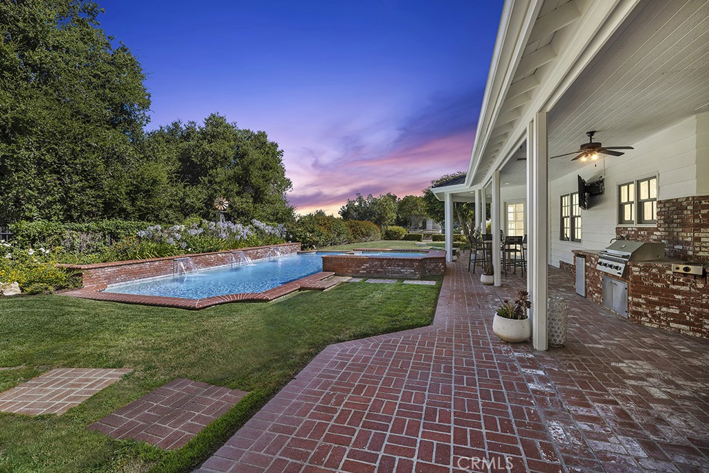 4 Percheron Coto de Caza, CA 92679 - Photo 31 of 44 a view of a garden with lawn chairs