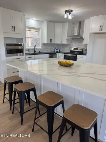 $989,000 | 114 Happy Ending Lane, Kingston, TN 37763