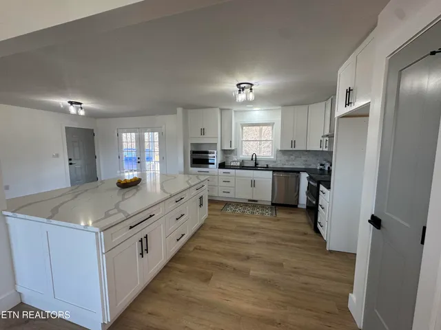 $989,000 | 114 Happy Ending Lane, Kingston, TN 37763