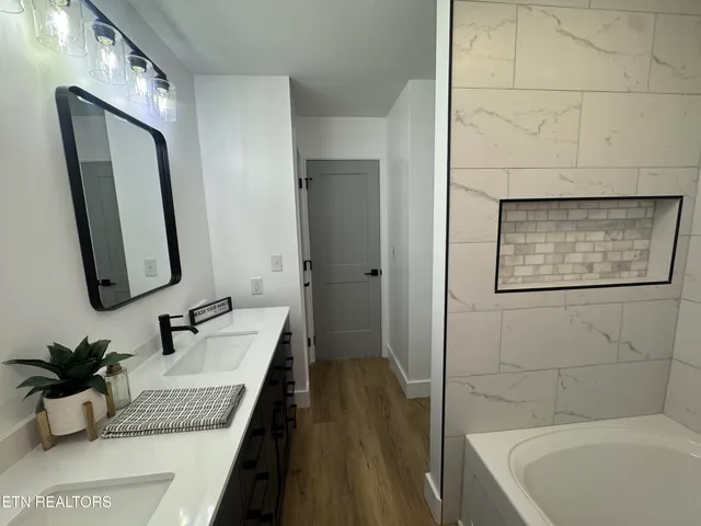 $989,000 | 114 Happy Ending Lane, Kingston, TN 37763