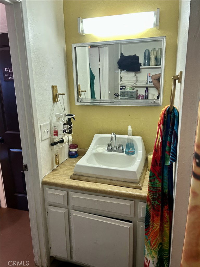 28639 Rostrata Avenue Lake Elsinore, CA 92532 - Photo 21 of 43 a utility room with dryer and washer