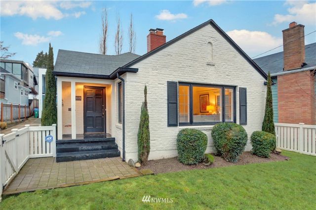 a view of a house with backyard and porch