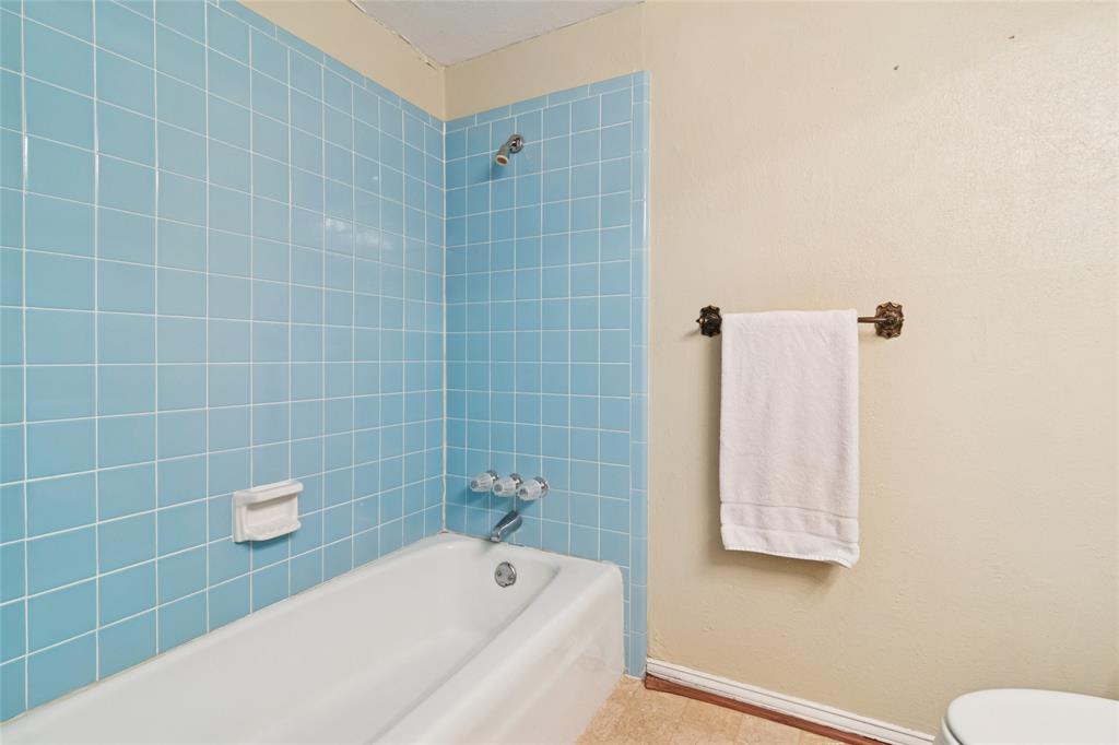 941 Maple Street Howe, TX 75459 - Photo 22 of 37 a bathroom with a bathtub