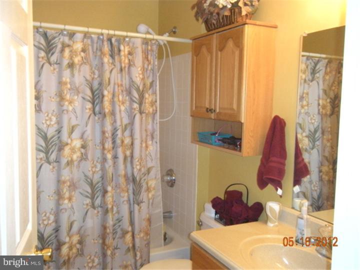15 Windingbrook Road Bordentown, NJ 08505 - Photo 12 of 25 Bathroom
