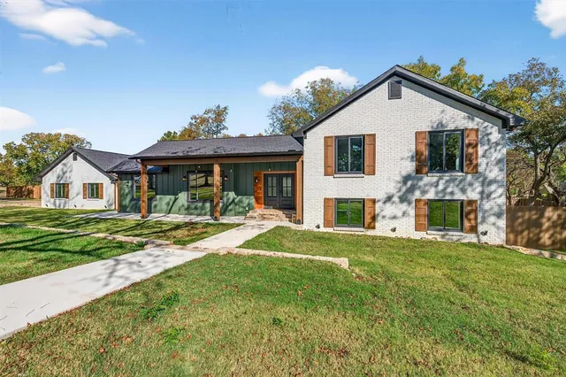 a view of a house with a yard