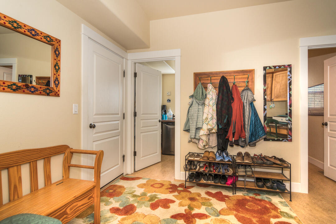 20256 Halfway Road Bend, OR 97703 - Photo 17 of 34 17_mudroom