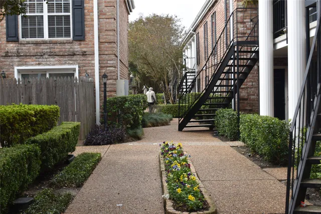 a view of a pathway both side of house