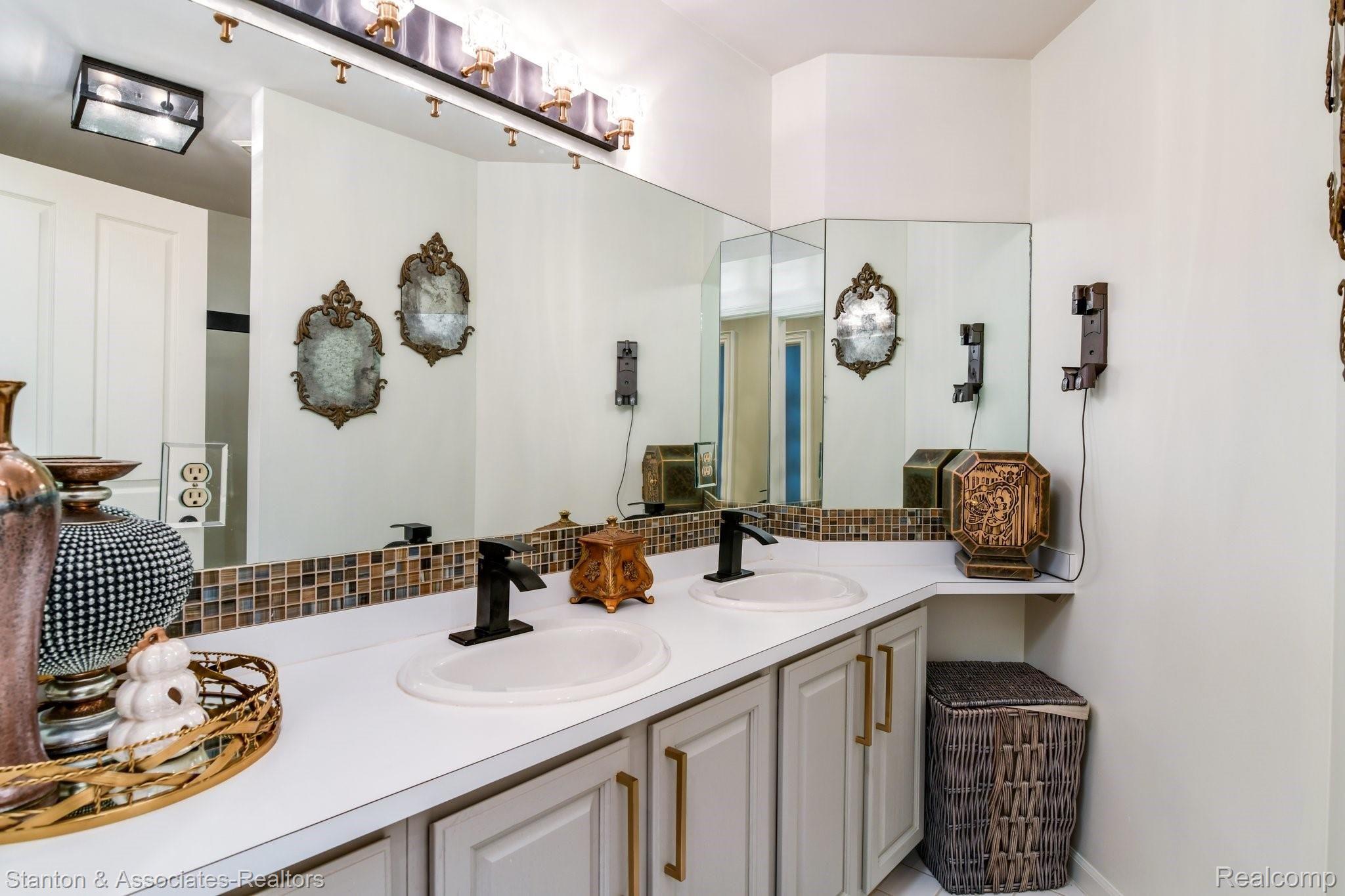 4558 Clifford Road Brighton, MI 48116 - Photo 24 of 30 full bathroom