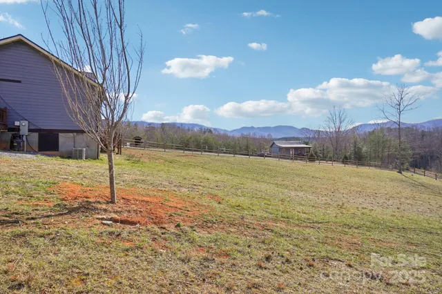 a view of a backyard