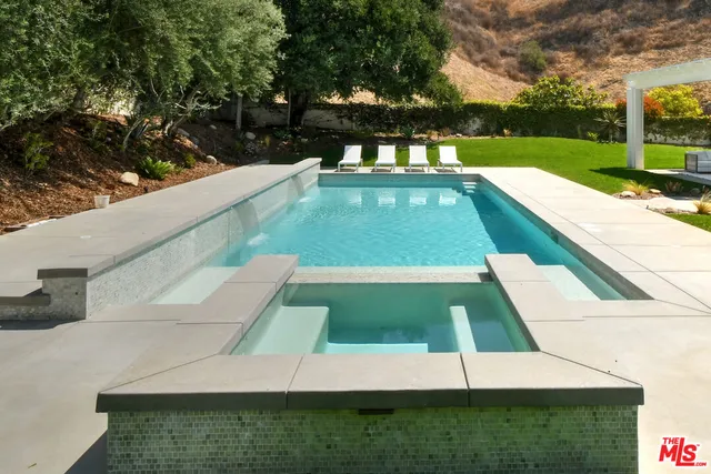 a view of an outdoor space