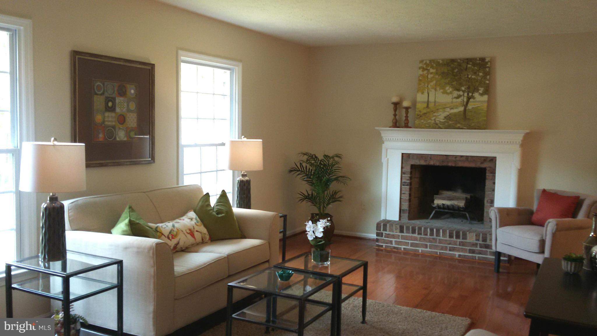 7613 Modisto Lane Springfield, VA 22153 - Photo 2 of 26 Living Room
