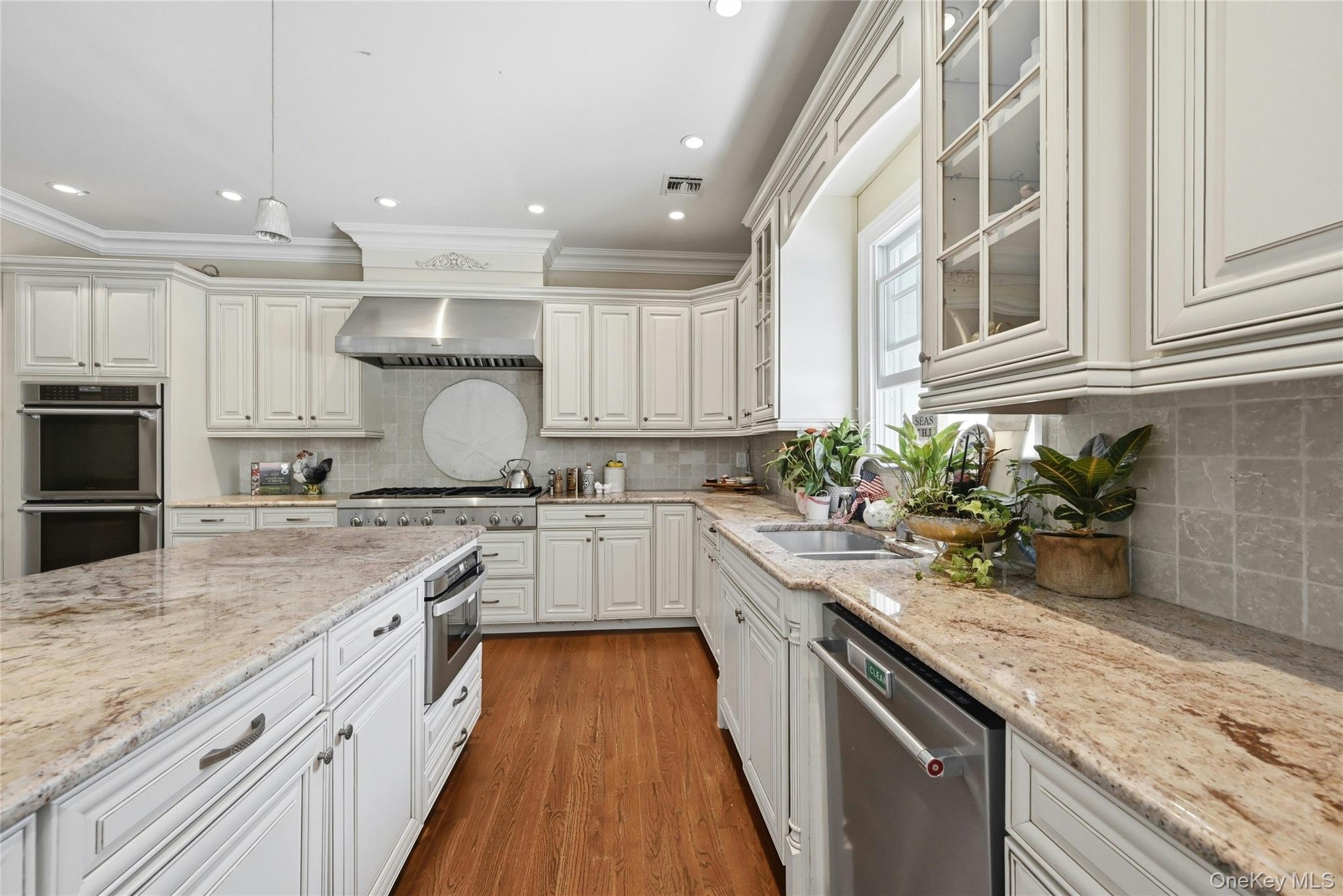 1330 Ridge Road Laurel Hollow, NY 11791 - Photo 17 of 47 Large Island w Seating