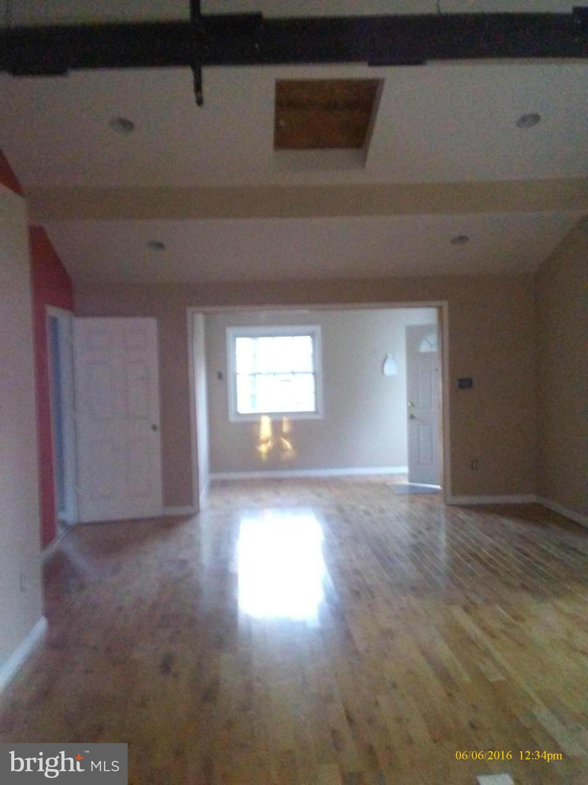 8600 Oak Road Baltimore, MD 21219 - Photo 4 of 10 Living Room