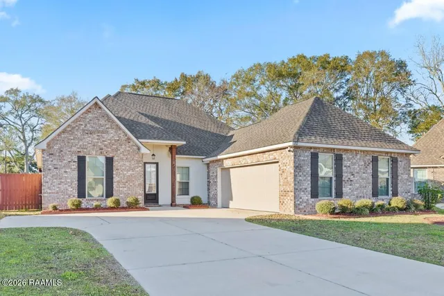 $375,000 | 102 Preston Rose Lane, Youngsville, LA 70592
