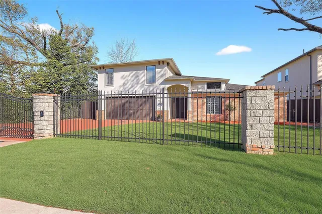 a view of a garden with a small yard