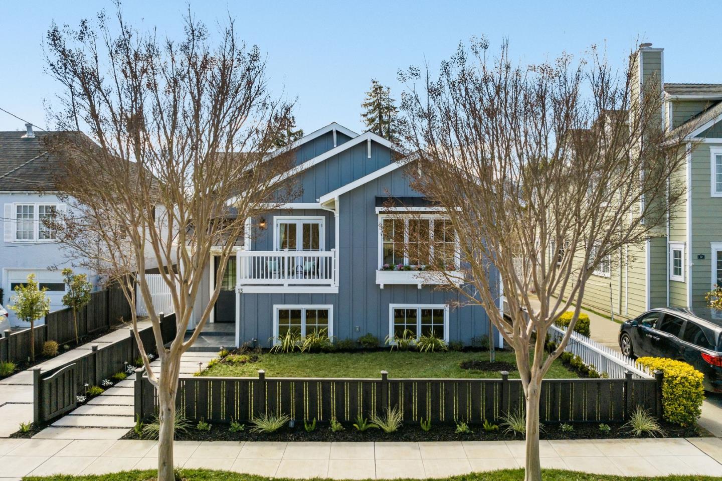 a view of a yard in front of house