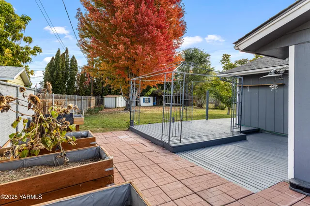 a view of a garden with trees