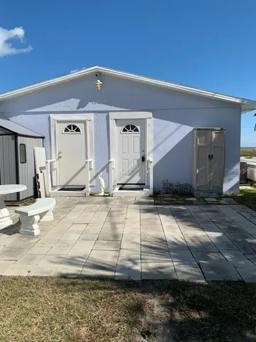 a view of a yard with a house