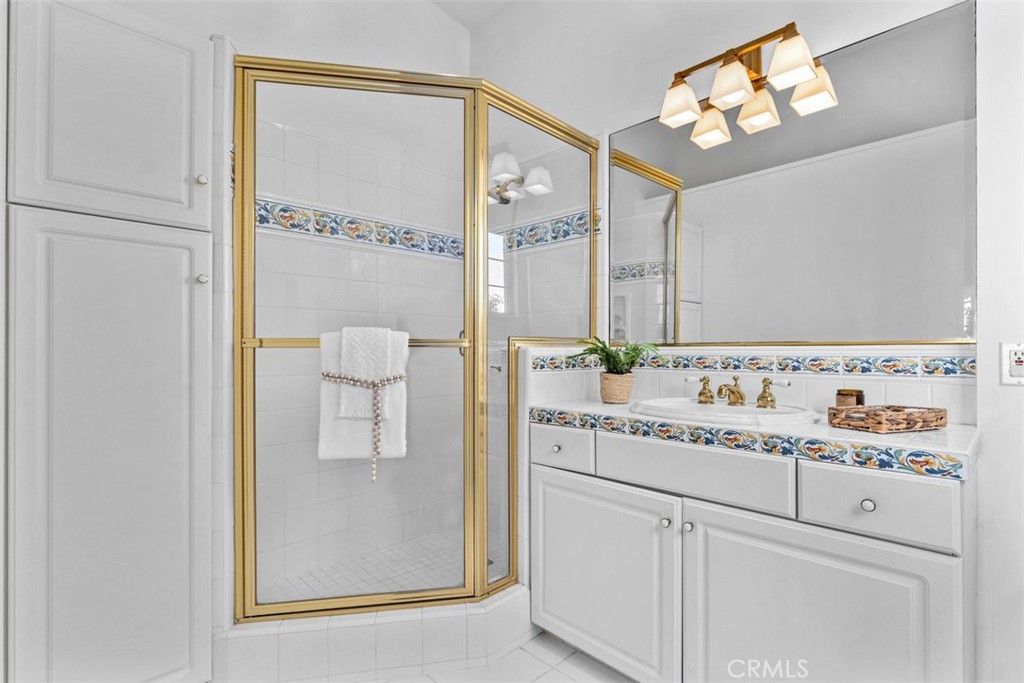 22691 Allview Terrace Laguna Beach, CA 92651 - Photo 32 of 51 Bedroom 1 - en-suite bath