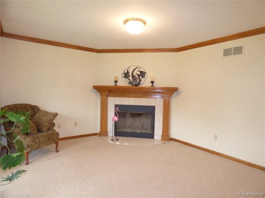 8080 Rachael Court Pinckney, MI 48169 - Photo 9 of 26 10 LIVING ROOM.JPG