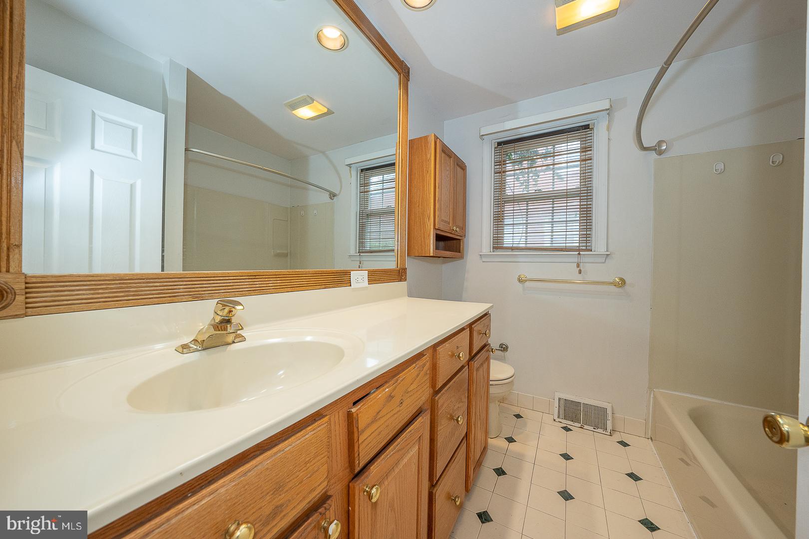 427 Wayne Avenue Springfield, PA 19064 - Photo 11 of 49 First Floor Full Bath
