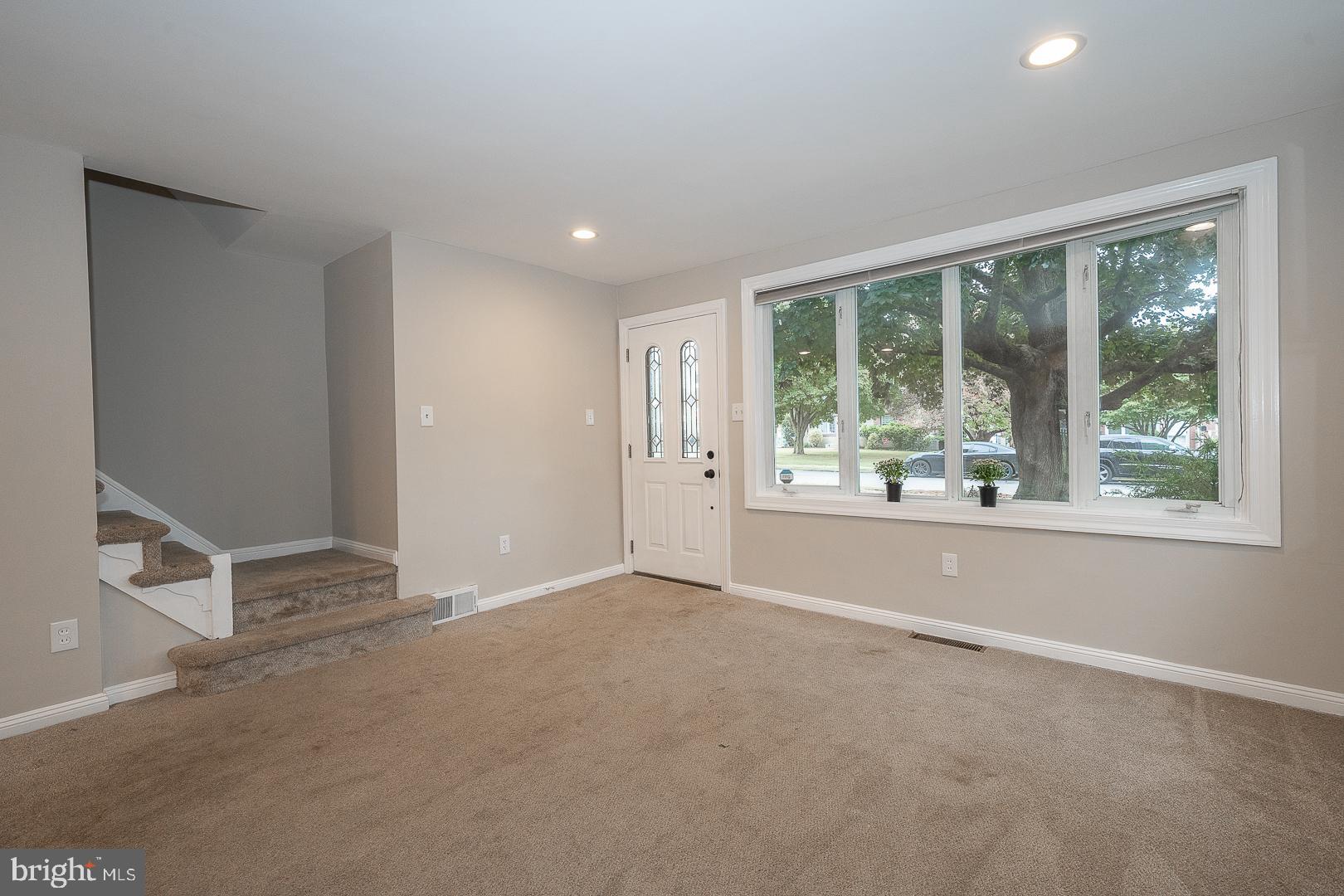 427 Wayne Avenue Springfield, PA 19064 - Photo 4 of 49 Living Room