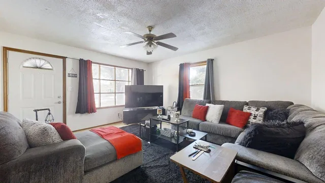 $194,900 | 614 Creve Coeur Drive, Champaign, IL 61822