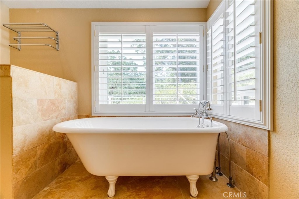 11555 Cenegal Road Atascadero, CA 93422 - Photo 31 of 57 a bath tub sitting in a bathroom next to a window