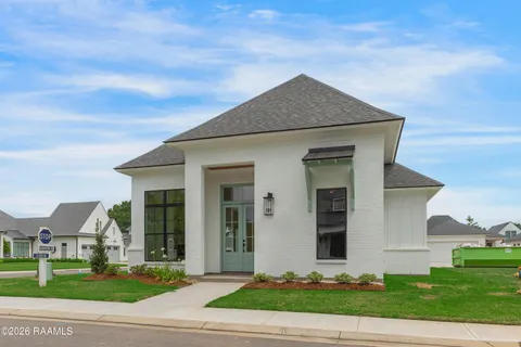 $377,600 | 112 Tea Rose Drive, Broussard, LA 70518