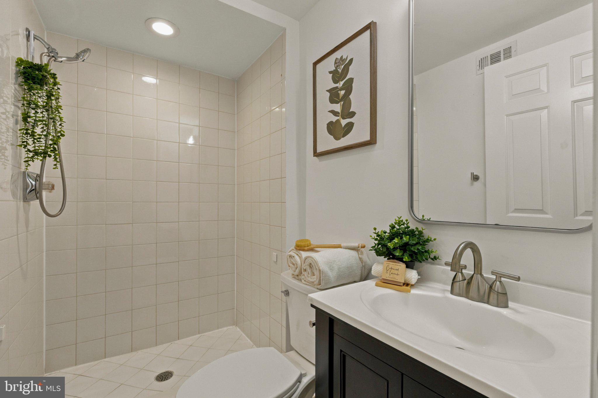 2023 Kalorama Road Northwest, Unit 1 Washington, DC 20009 - Photo 21 of 25 Guest Full Bathroom