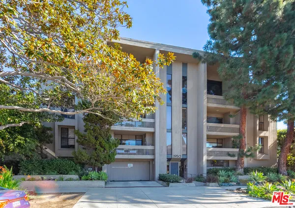 $4,400 | 1950 South Beverly Glen Boulevard, Unit 102, Los Angeles, CA 90025
