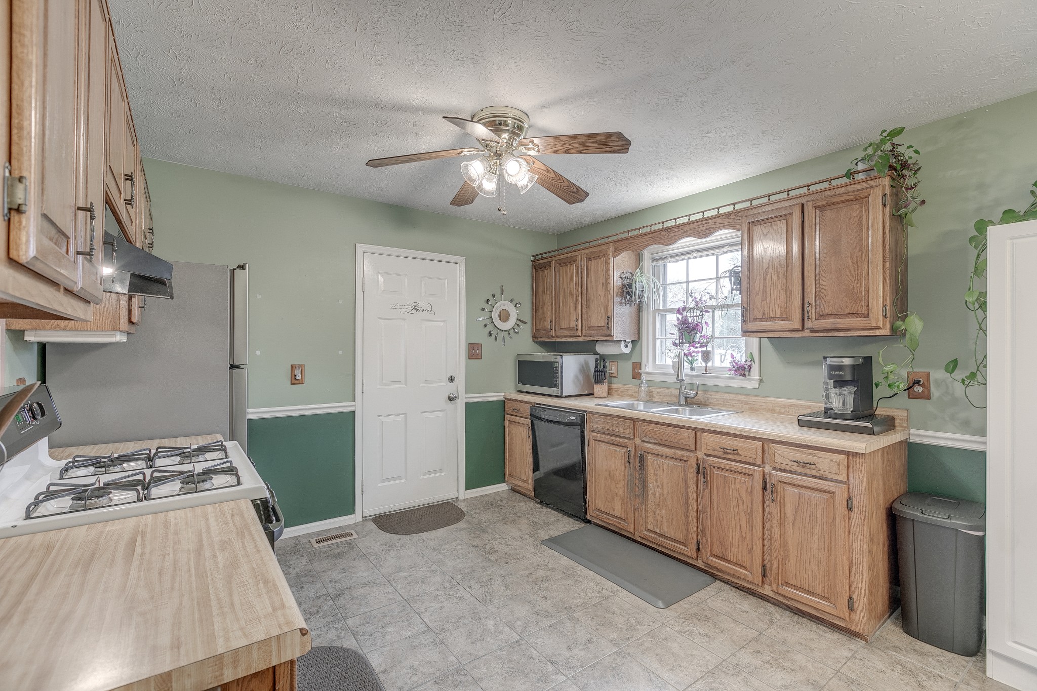 3385 Ridgefield Drive Murfreesboro, TN 37129 - Photo 9 of 25 a kitchen with a sink stove and refrigerator