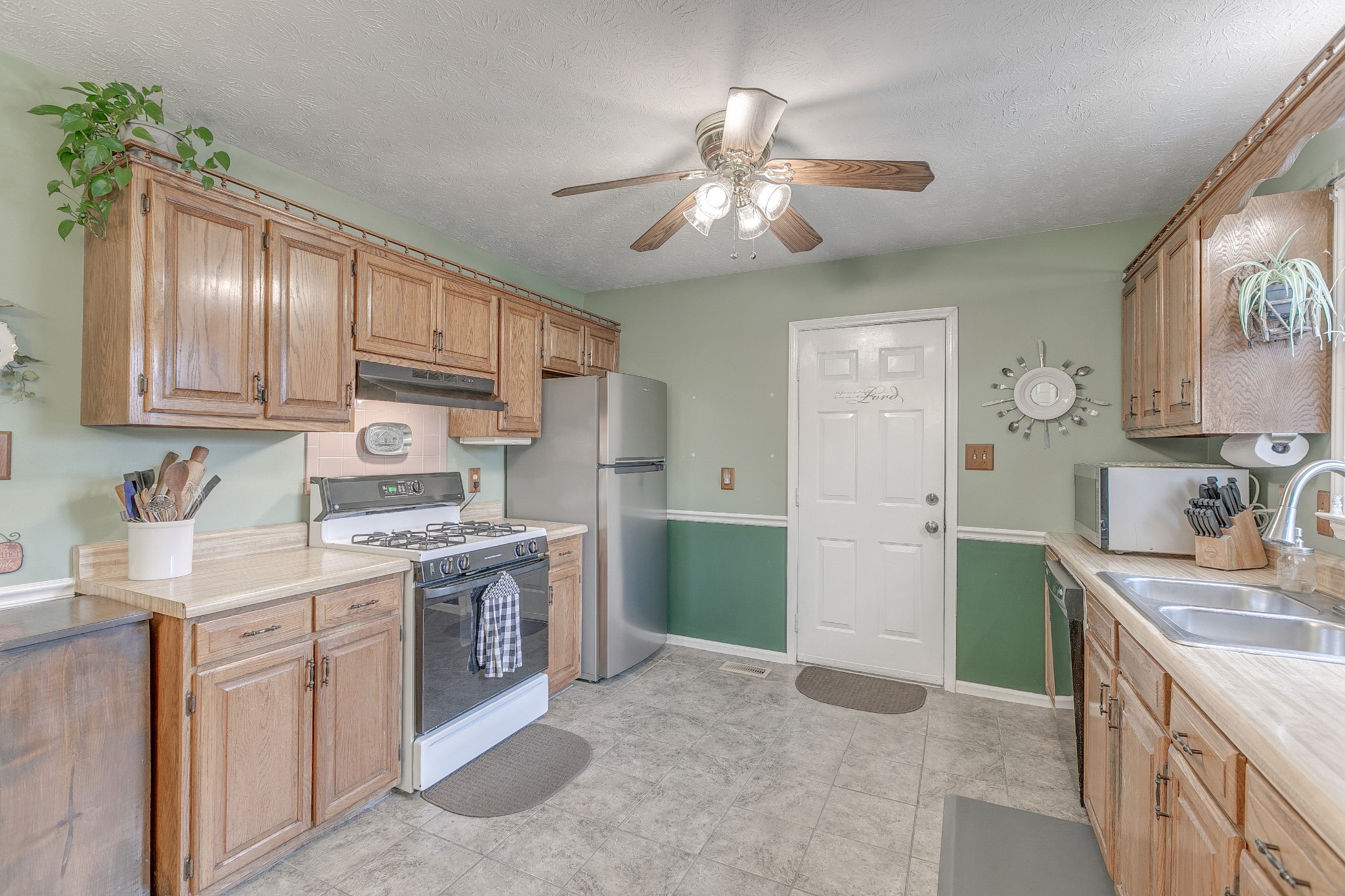 3385 Ridgefield Drive Murfreesboro, TN 37129 - Photo 10 of 25 a kitchen with a sink stove and cabinets