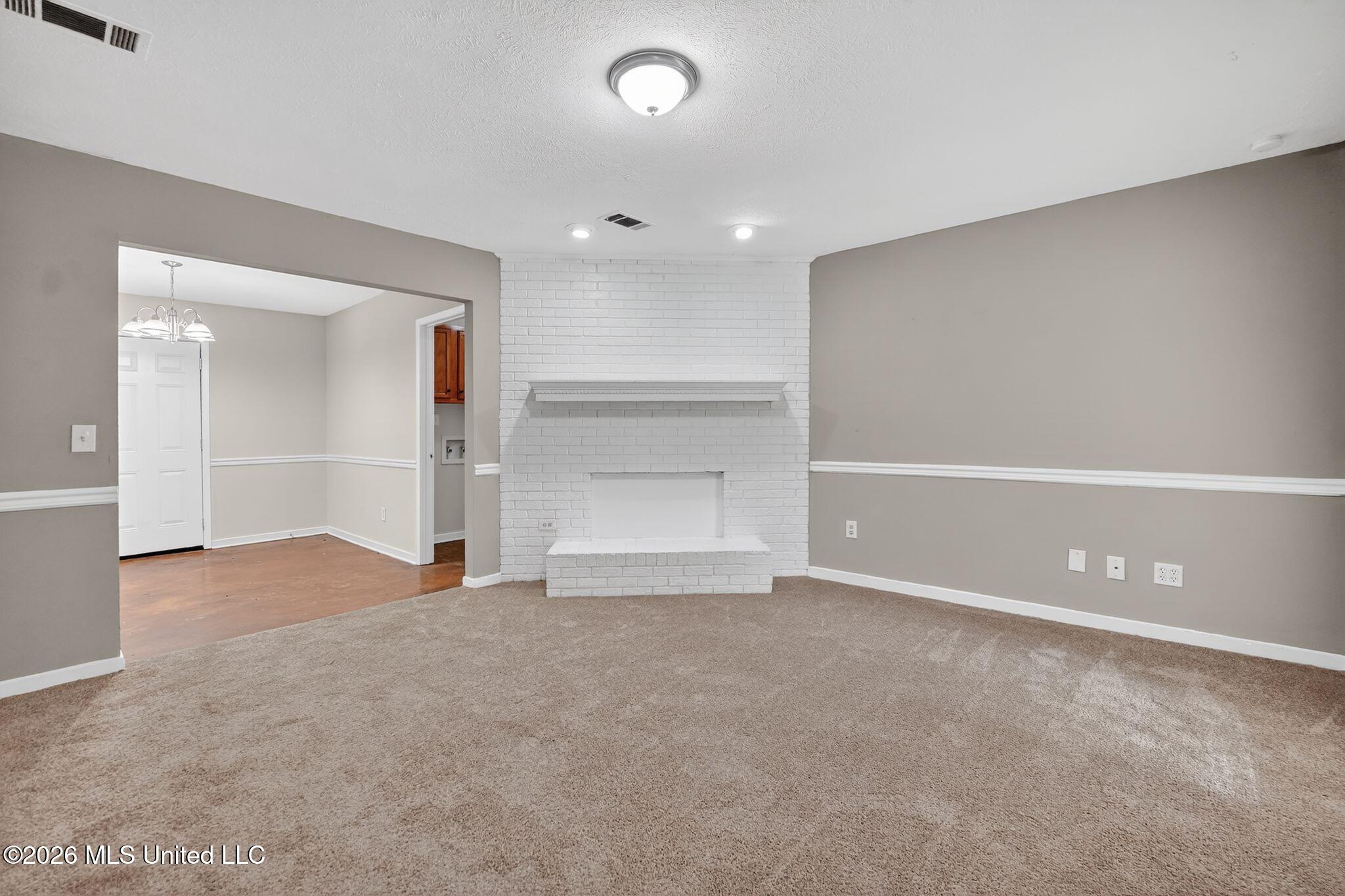 1418 Cooks Avenue Jackson, MS 39212 - Photo 9 of 36 09_1418_Cooks_Ave_Jackson_MS_39212-Livin