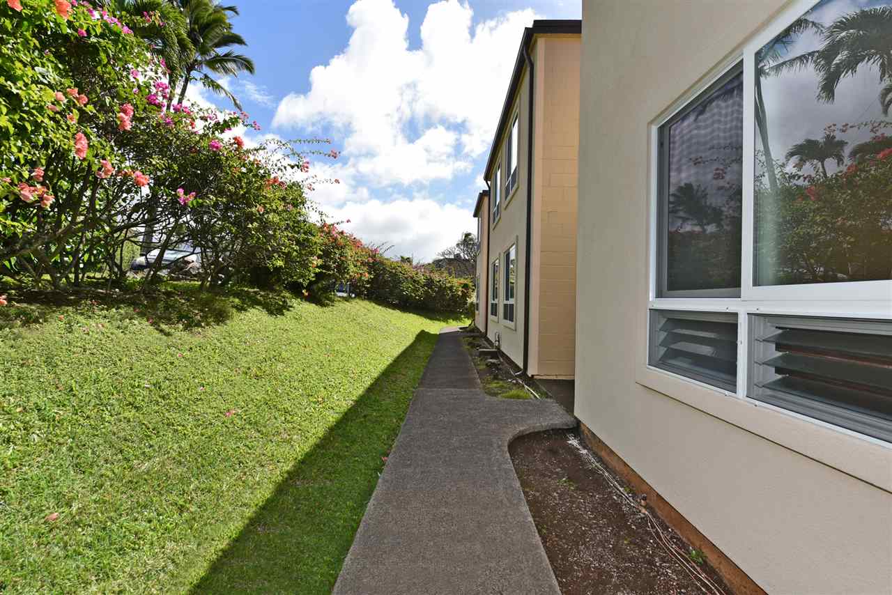 120 Hui Rd F, Unit B5 Lahaina, HI 96761 - Photo 13 of 28 a view of a balcony with garden
