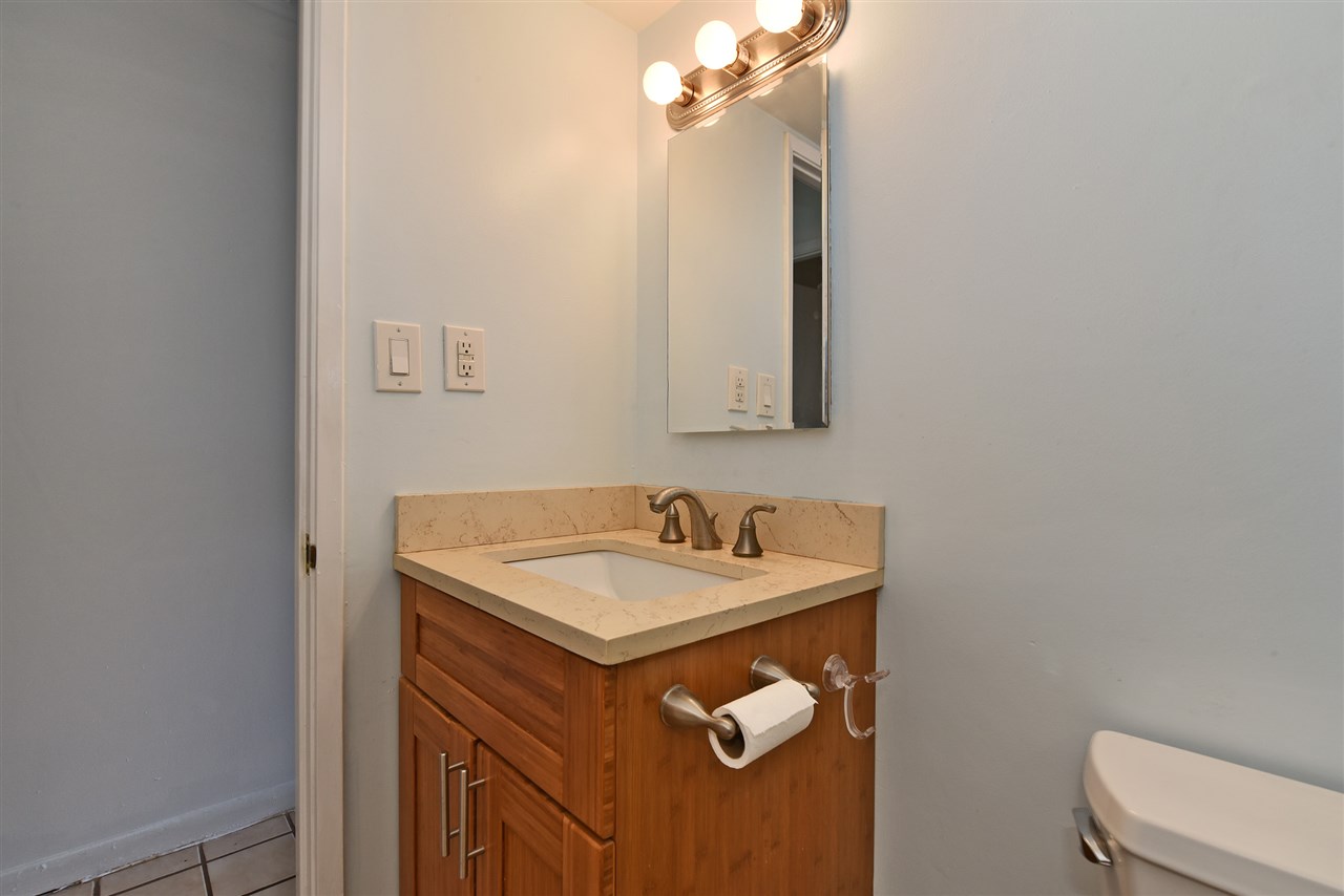 120 Hui Rd F, Unit B5 Lahaina, HI 96761 - Photo 2 of 28 a bathroom with a sink and a toilet