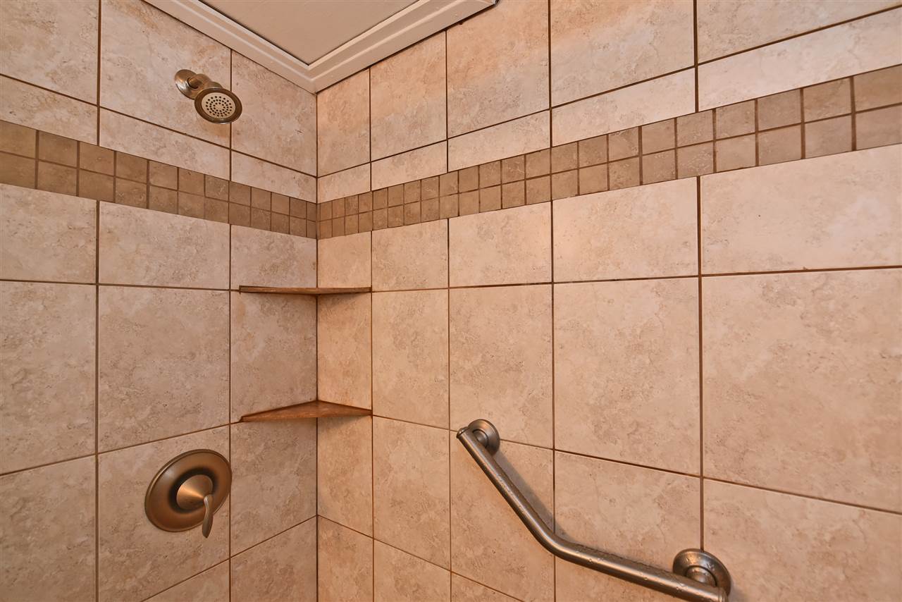 120 Hui Rd F, Unit B5 Lahaina, HI 96761 - Photo 3 of 28 a bathroom with a shower