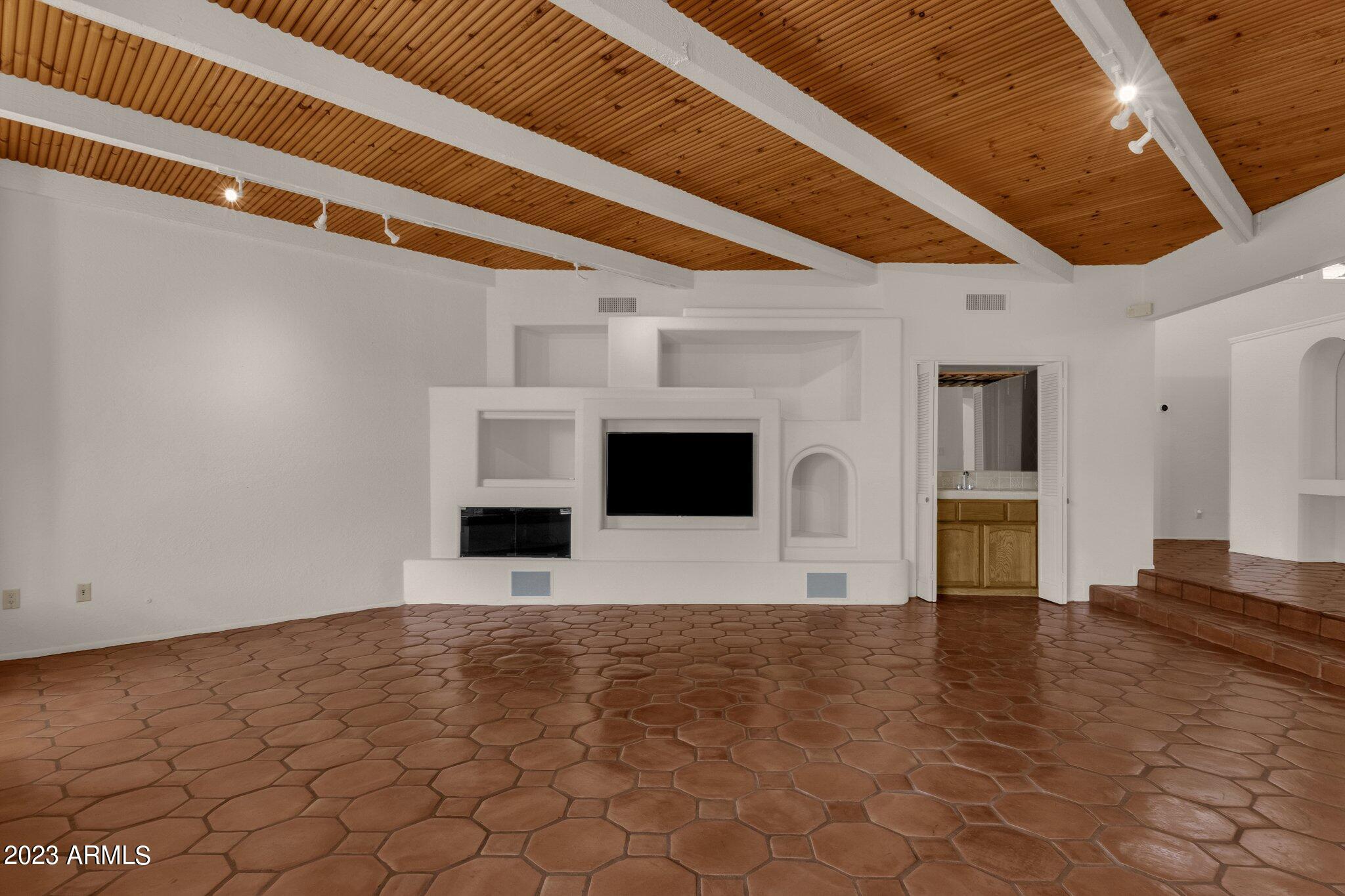 4554 East Pebble Ridge Road Paradise Valley, AZ 85253 - Photo 24 of 59 Living Room