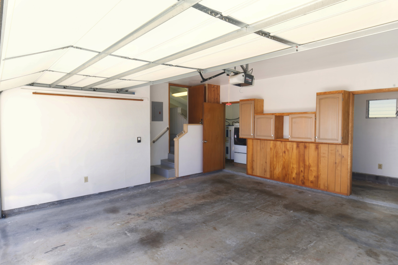 883 Hele Mauna Street Hilo, HI 96720 - Photo 25 of 26 a view of a garage