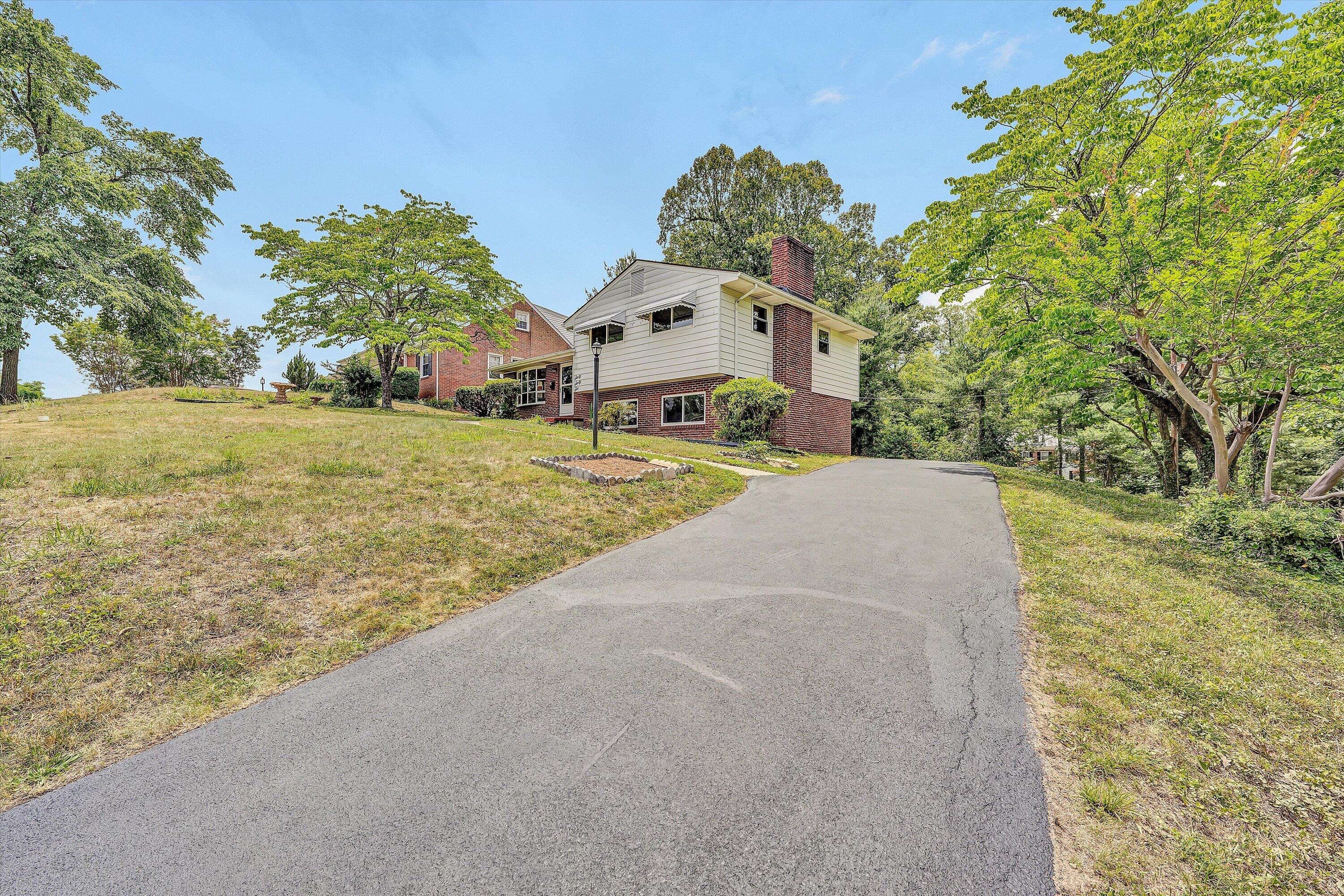 6066 Thornrose Road Roanoke, VA 24012 - Photo 3 of 32 03-DSC04078