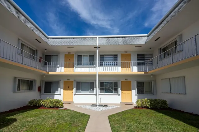 $119,900 | 2840 Cynthia Lane, Unit 204, Lake Worth Beach, FL 33461