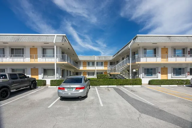 $119,900 | 2840 Cynthia Lane, Unit 204, Lake Worth Beach, FL 33461