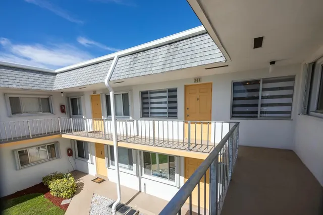 $119,900 | 2840 Cynthia Lane, Unit 204, Lake Worth Beach, FL 33461