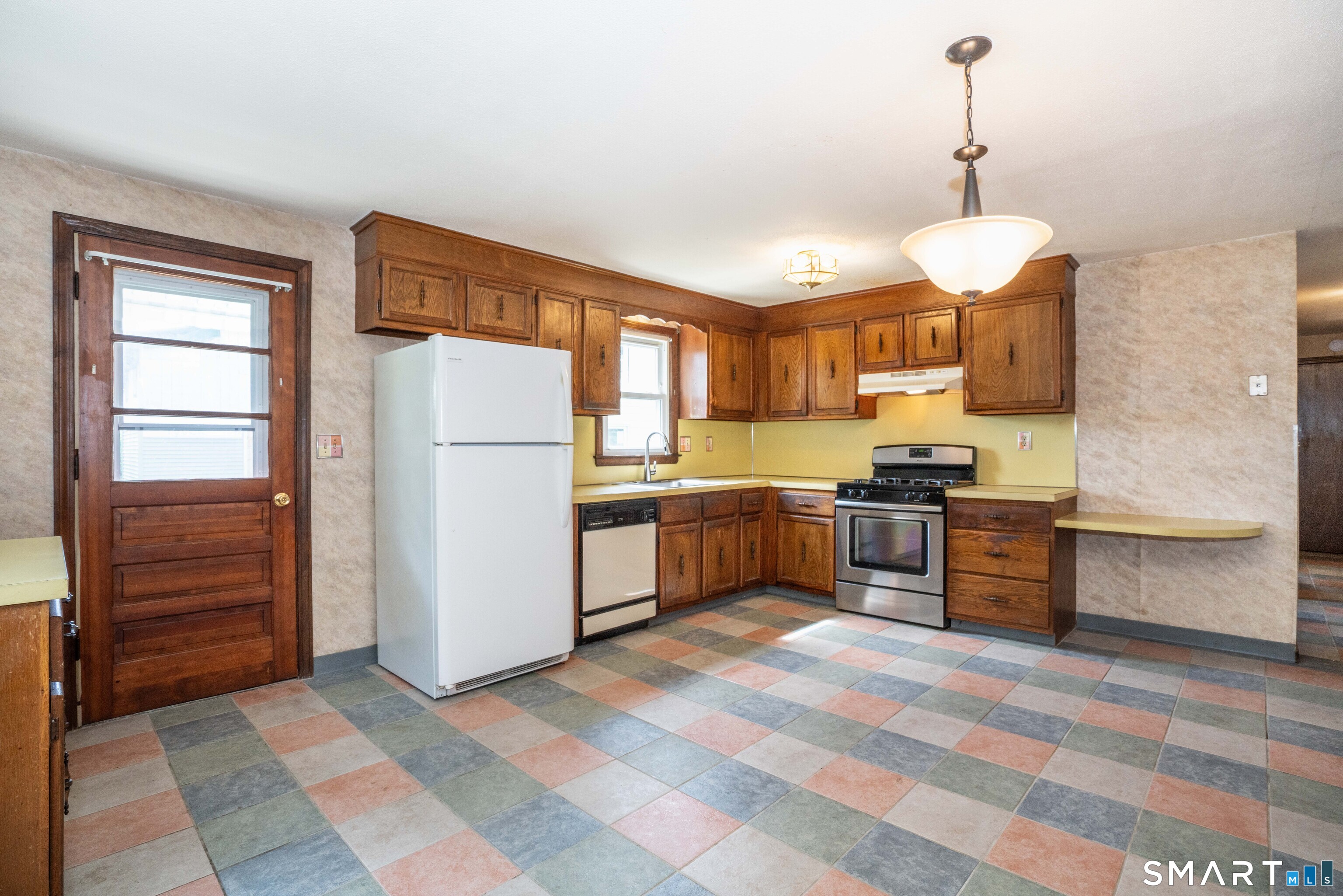 37 Rutherford Street New Britain, CT 06051 - Photo 6 of 24