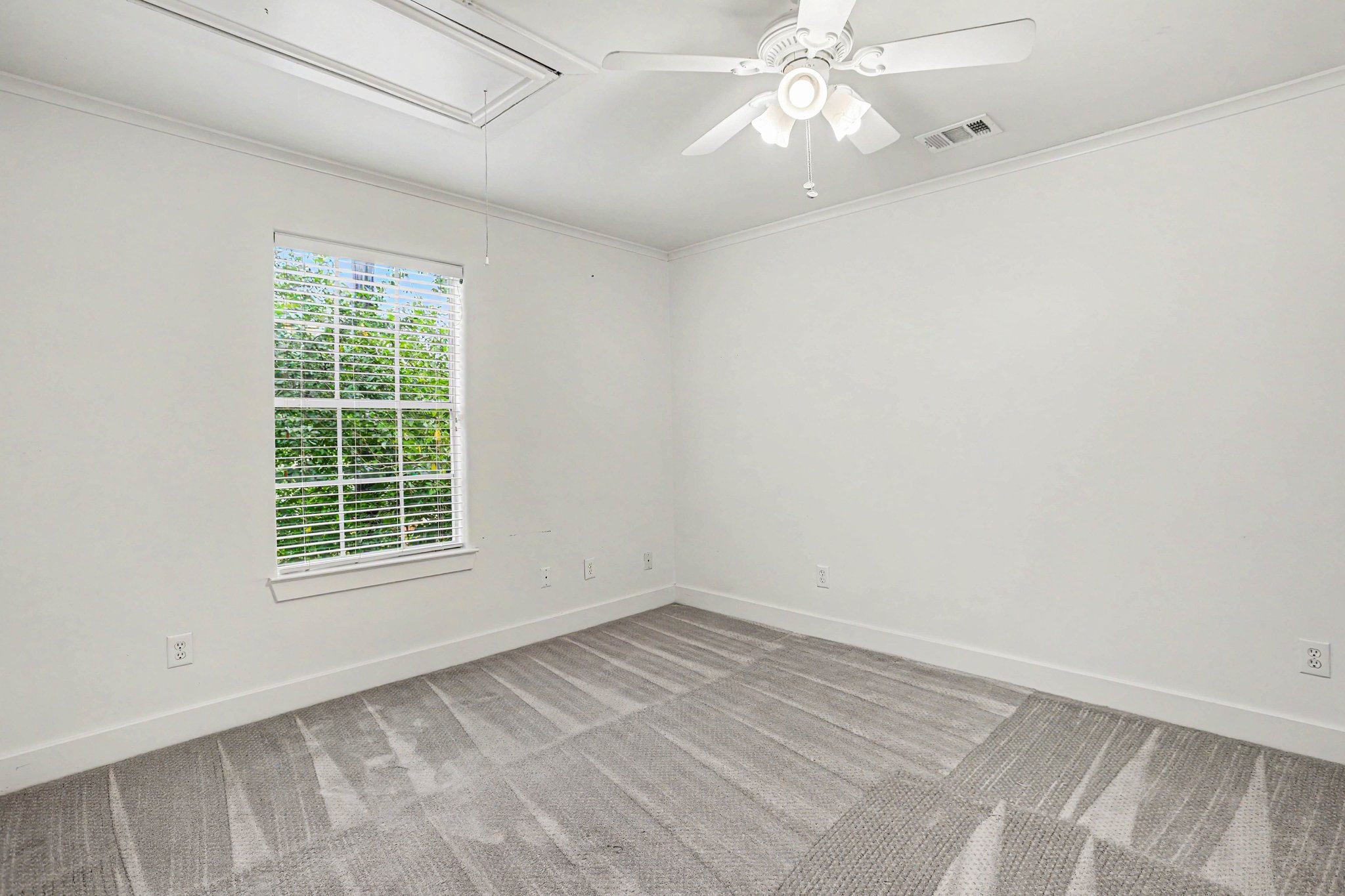 1470 Springrock Lane, Unit 6 Houston, TX 77055 - Photo 21 of 31 Secondary bedroom located on the second floor with access to the secondary bathroom.