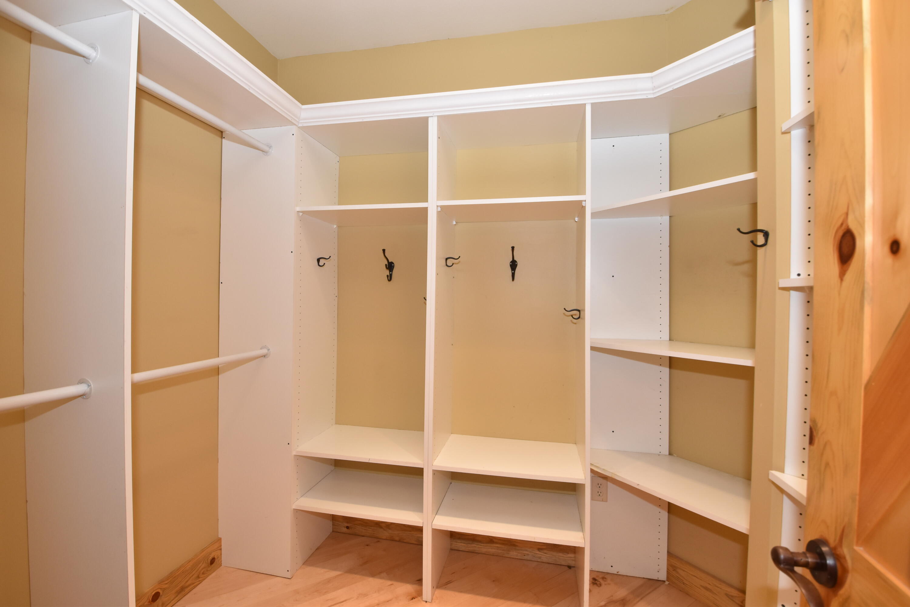 W395S3611 Hardscrabble Road Ottawa, WI 53118 - Photo 55 of 63 Coat Room