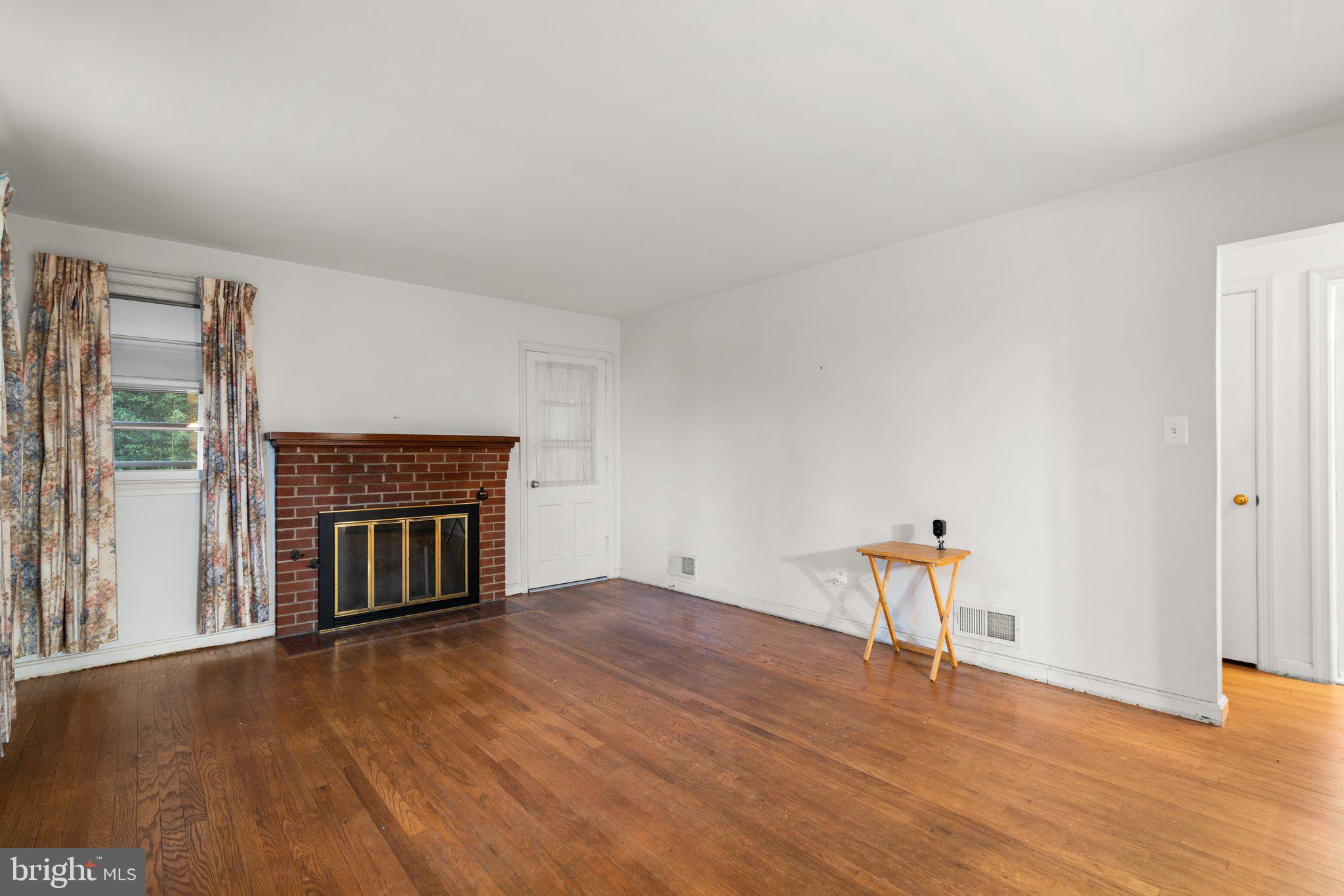 4201 Briars Road Olney, MD 20832 - Photo 3 of 58 Living room